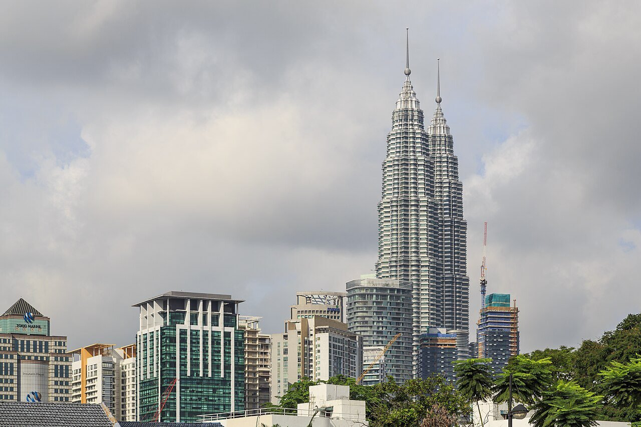 Syarat MM2H - Menara Berkembar Petronas di Kuala Lumpur, Malaysia
